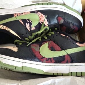 Nike Dunk Low SE Black and Green Sneakers